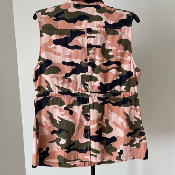 Forme' Mode' Pink Camo Utility Vest NWT in a size medium - Picture 3 of 12